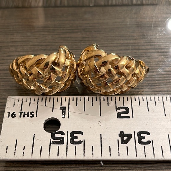Large Vintage Givenchy Basket Weave Earrings Clip On Signed Gold-tone - Picture 12 of 17